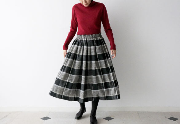 冬に映えるチェック柄スカート