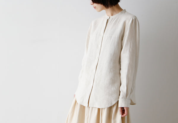 すっきりシルエットの書生風リネンシャツ