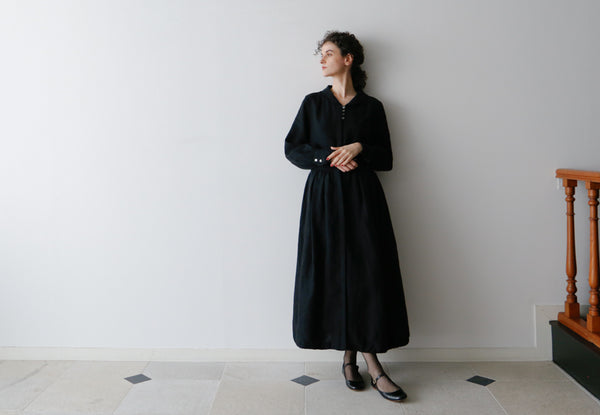 ショールカラーにピコフリルのクラシカルなリネンワンピース