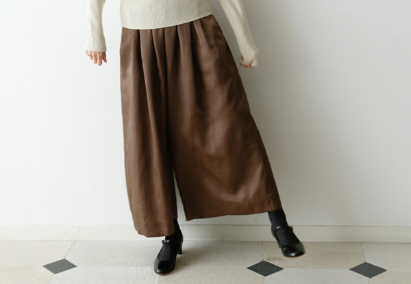 艶やかで上品なワイドパンツ
