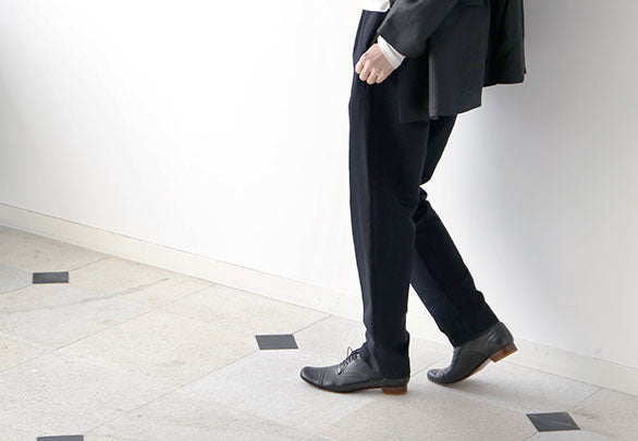 尾州のリネンコットンで仕立てたベーシックなパンツ