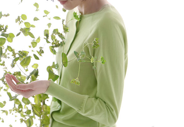 新色のカーディガンで春を匂わせて