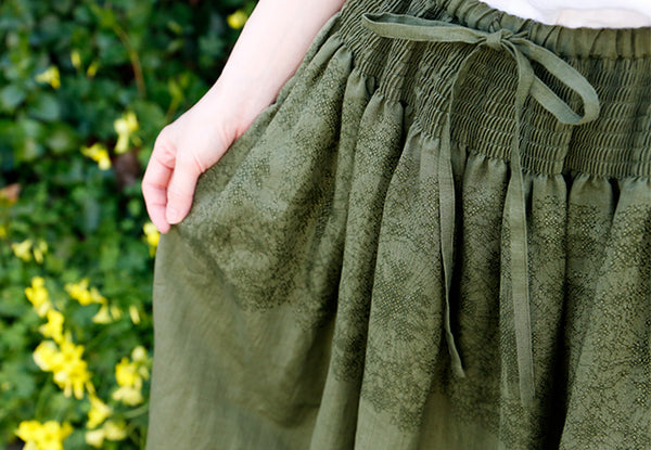 どこから見ても美しい繊細な刺繍のスカート