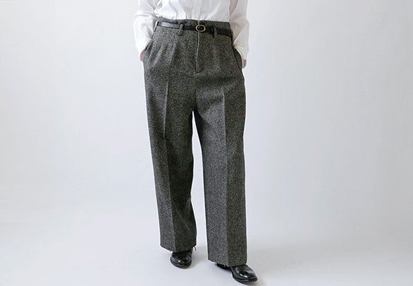 縦ラインで魅せるウールパンツ