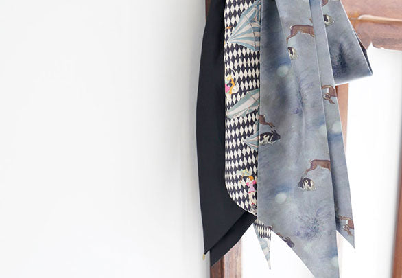 ３つの柄のシルクの剣先スカーフ