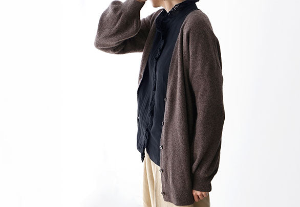 ゆったり着る軽くてなめらかな カシミヤ混カーディガン