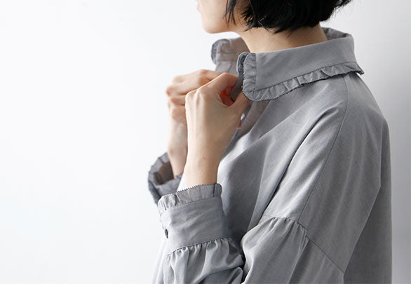 甘さ控えめ  大人のフリルカラーブラウス