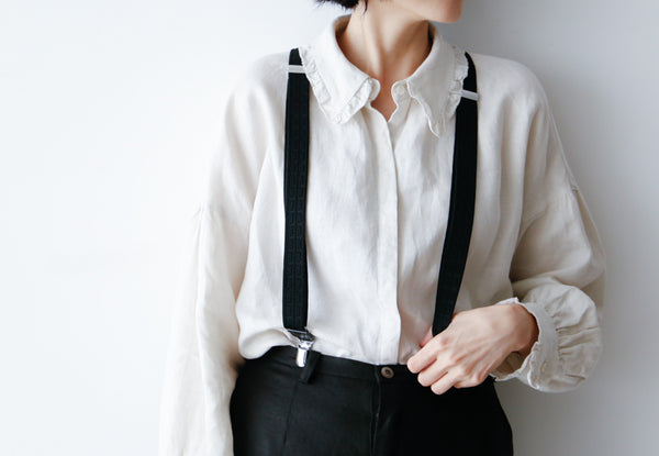 優雅に装う、ピコフリルのリネンブラウス