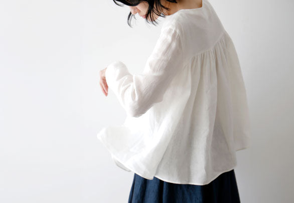 余白をまとう、フレアタックブラウス