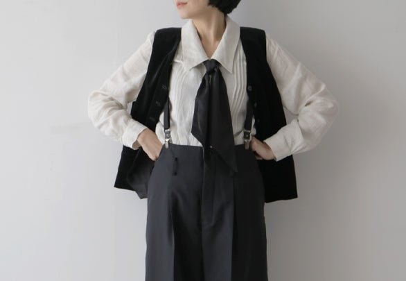 ワイドパンツとサスペンダーでつくる、クラシックな装い