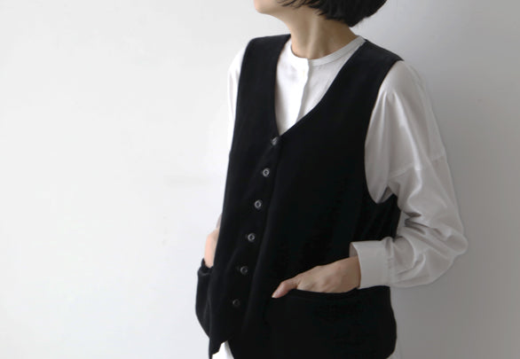 重ねるだけで、装いが整うベスト