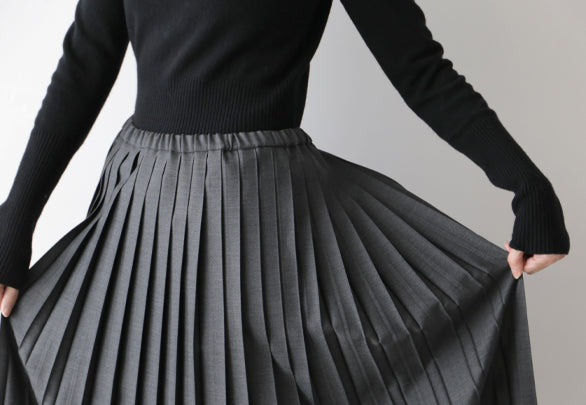 装いを優雅に整える、細畝のプリーツ