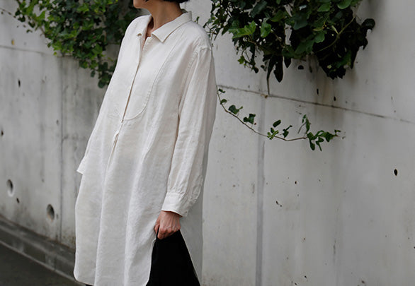 HÉRNI No.56 モノグラムの刺繍がはいったリネンブザムシャツ