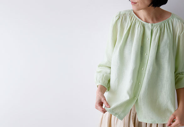 春風をまとう、やわらかリネンギャザーブラウス