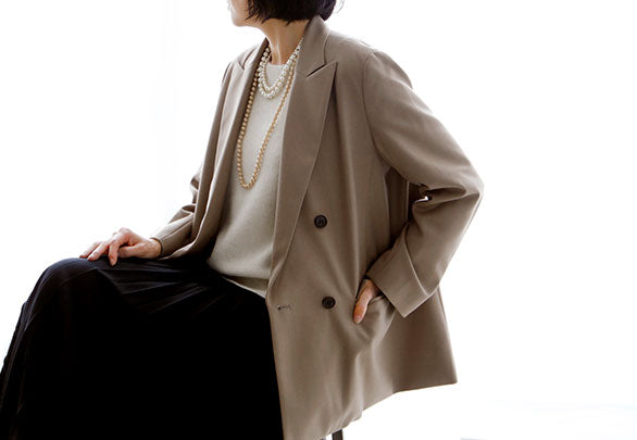 マニッシュに決まる、ウールギャバのダブルジャケット