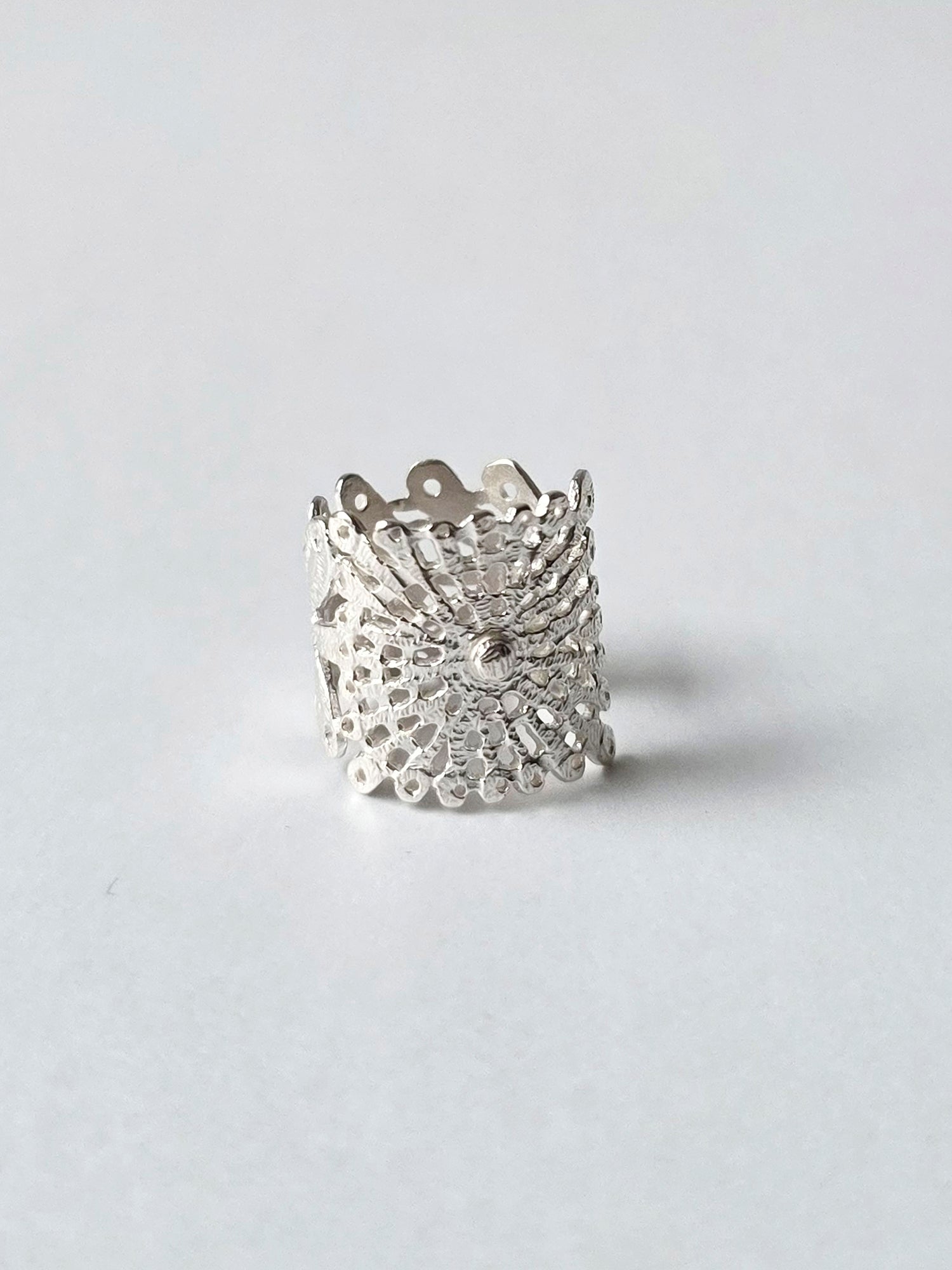 受注商品】OLD TO NEW セシリア(花葉) イヤーカフ — LISETTE