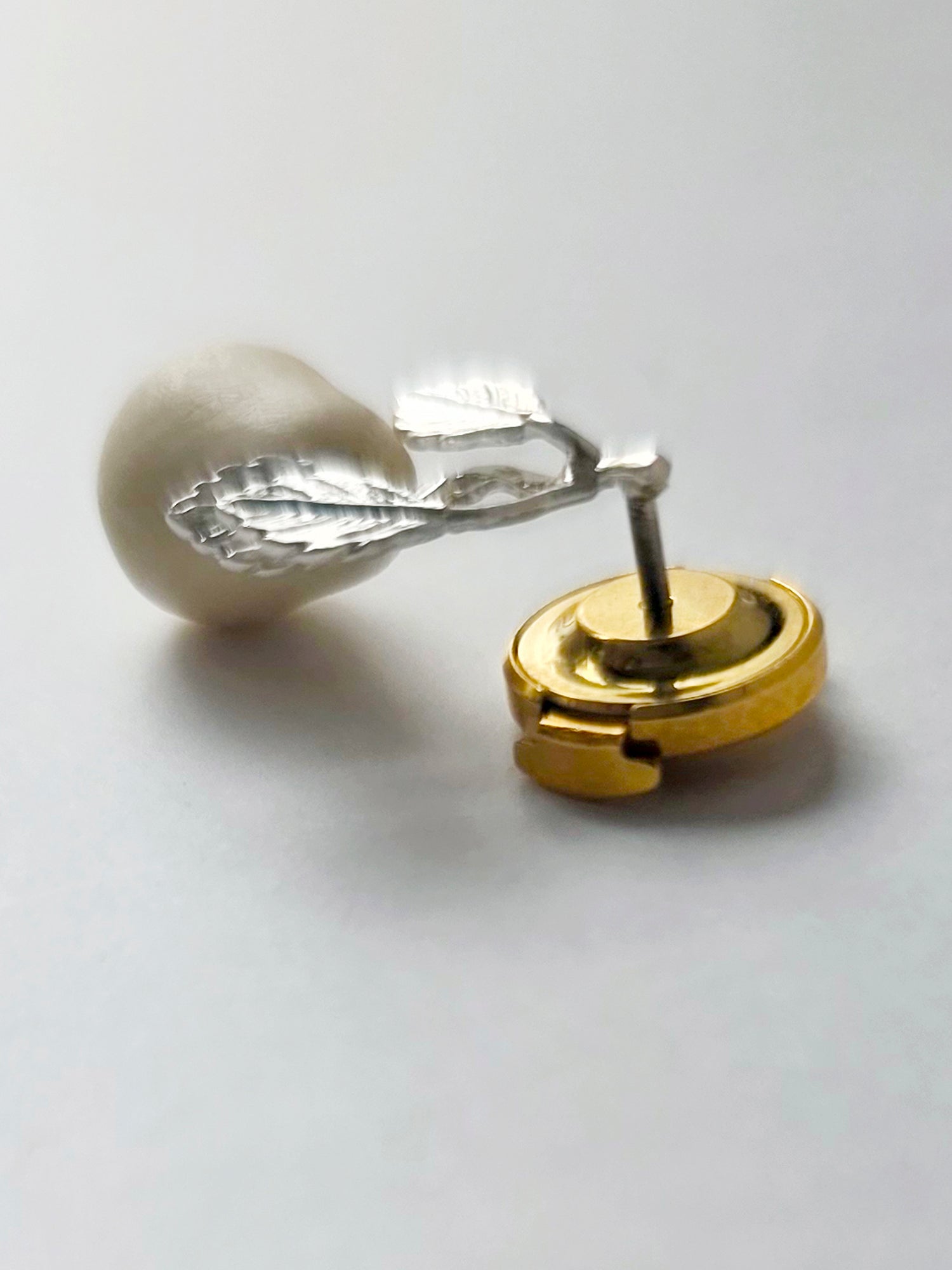 受注商品】OLD TO NEW 洋梨 ピンブローチ — LISETTE