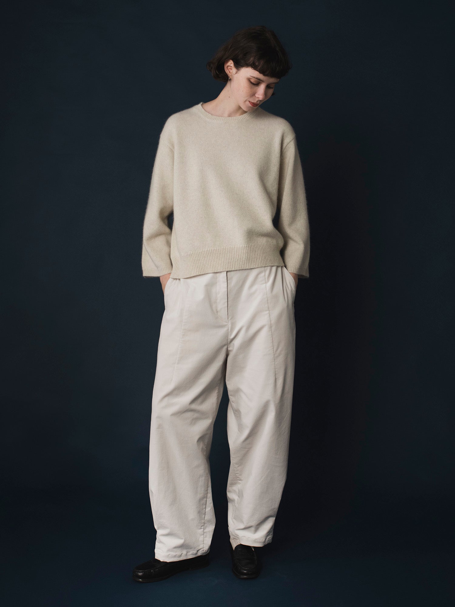 ブランネージュ（オフ白）（身長172cm）<br>パンツ：ロラン（11月ご紹介予定）