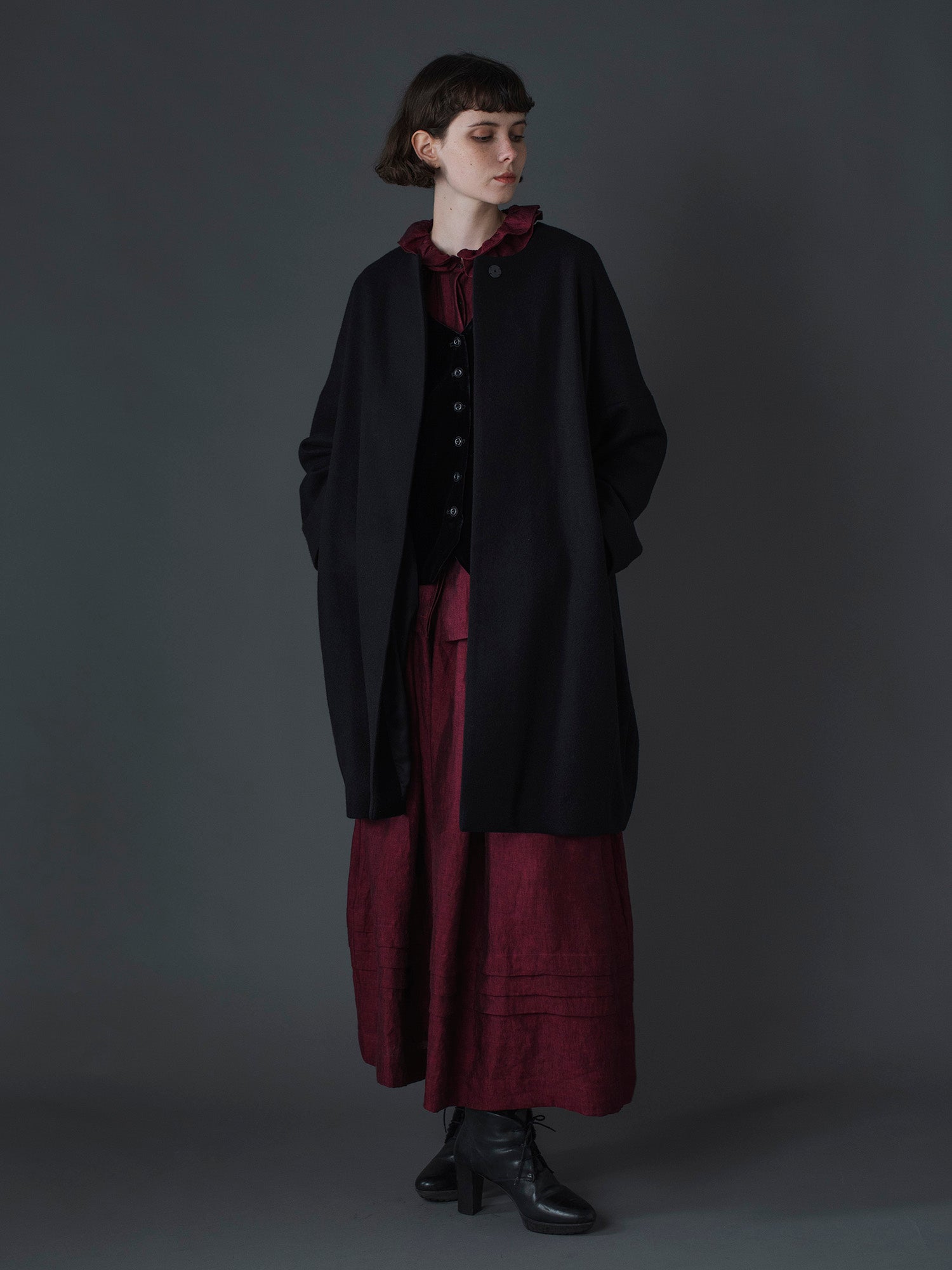 ブラウス：レイチェル、スカート：ローレン<br>ジレ：リュドヴィック（11/7ご紹介予定）