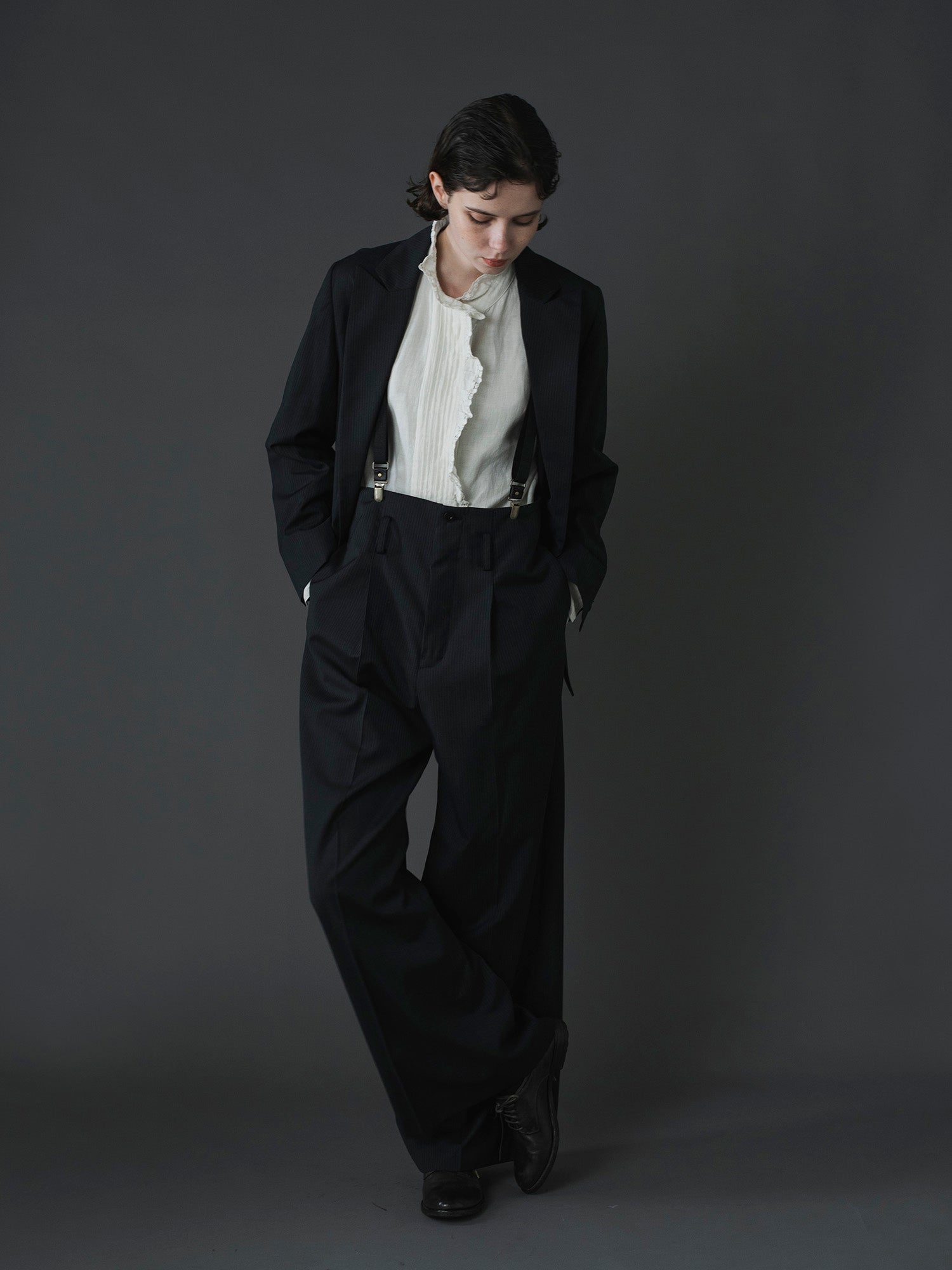 ブラウス：エロイーズ<br>パンツ：ヘンリー（10月下旬～11月上旬ご紹介予定）