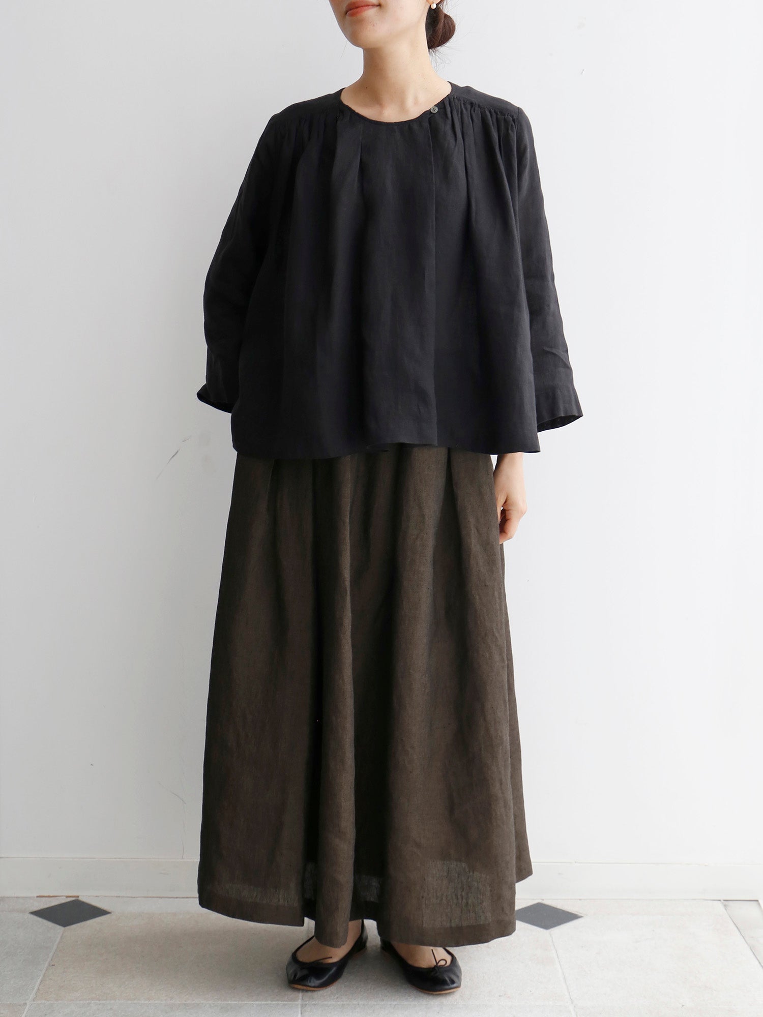 シャテーヌ（身長160cm）<br>ブラウス：ミレーヌ