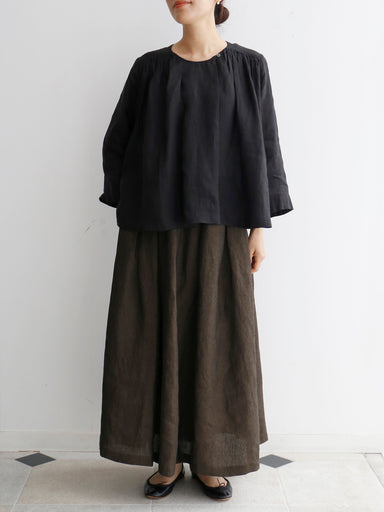 シャテーヌ（身長160cm）<br>ブラウス：ミレーヌ