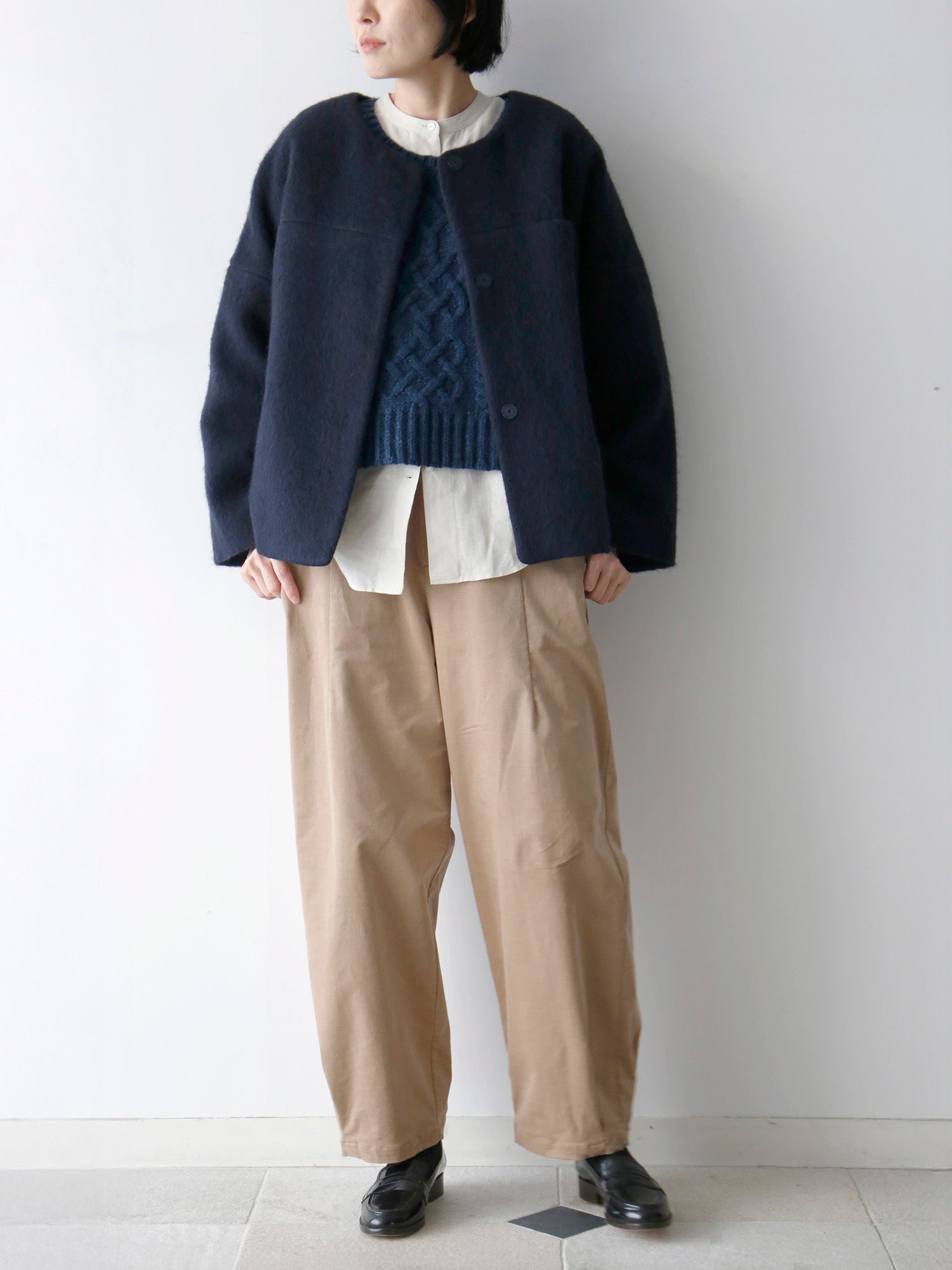 ニット：ジョン、ブラウス：ボドワン<br>コート：リディオ