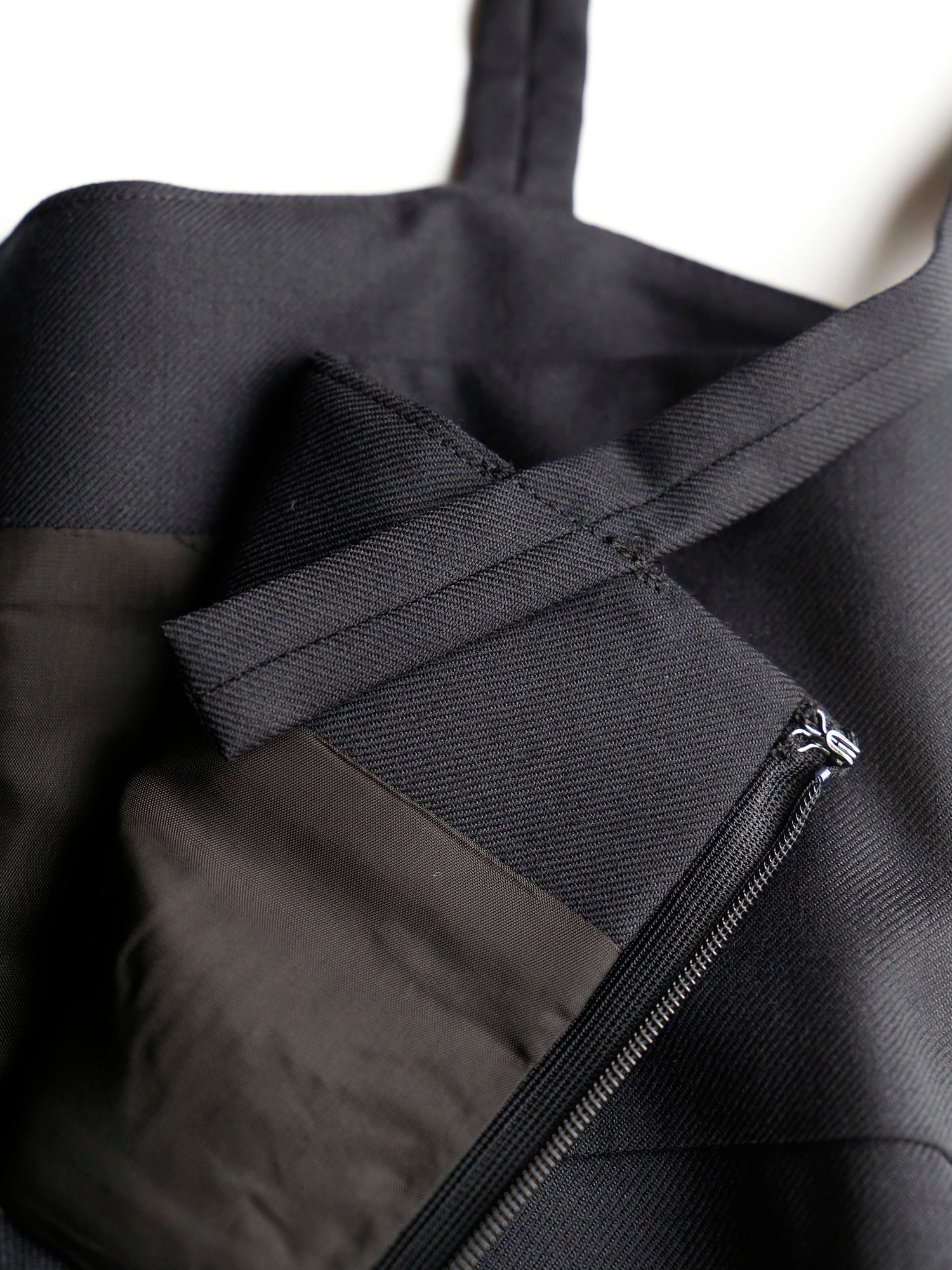 後ろ側の紐の留めミシンを外して、お好みの長さに調節して縫い付けてください