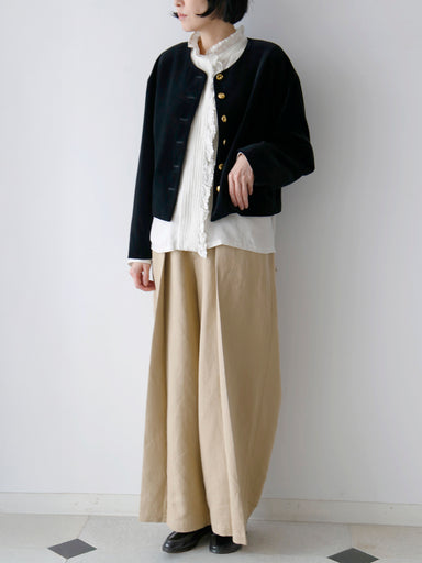 ブラウス：エロイーズ、パンツ：コリー（身長166cm）