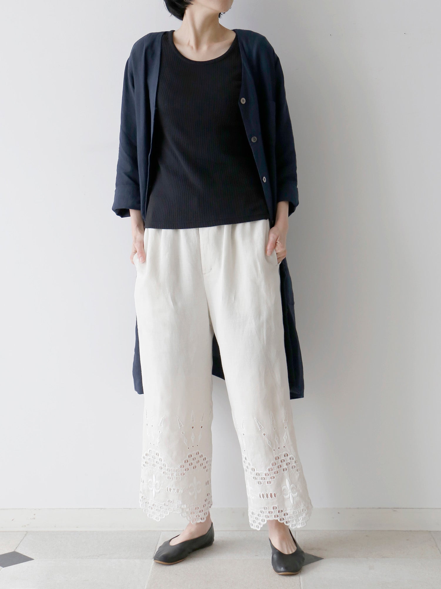 カットソー：HÉRNI No.27 ショートスリーブ<br>羽織り：HÉRNI No.34 ナイトシャツ