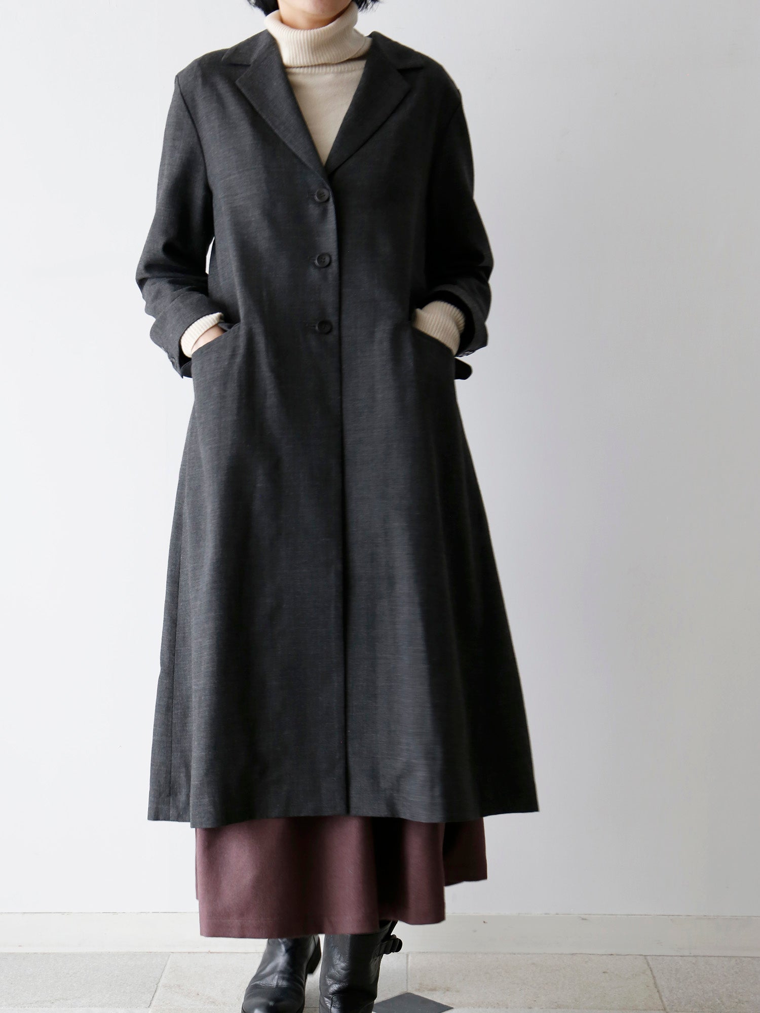 ニット：コルルール・トリコ、スカート：オンディーヌ