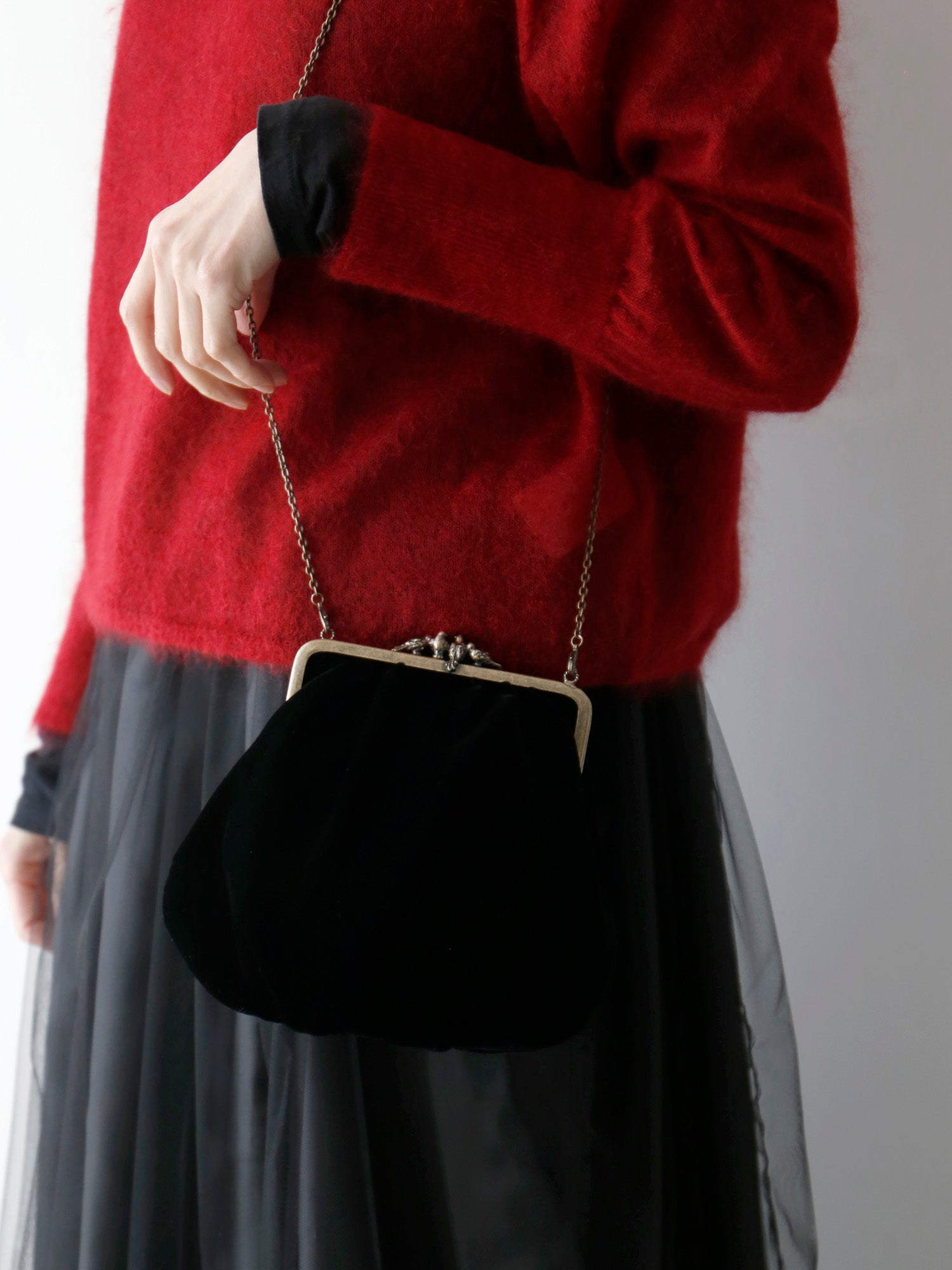 1重してショルダーバッグとして<br>ニット：ダリア、スカート：ノエリア