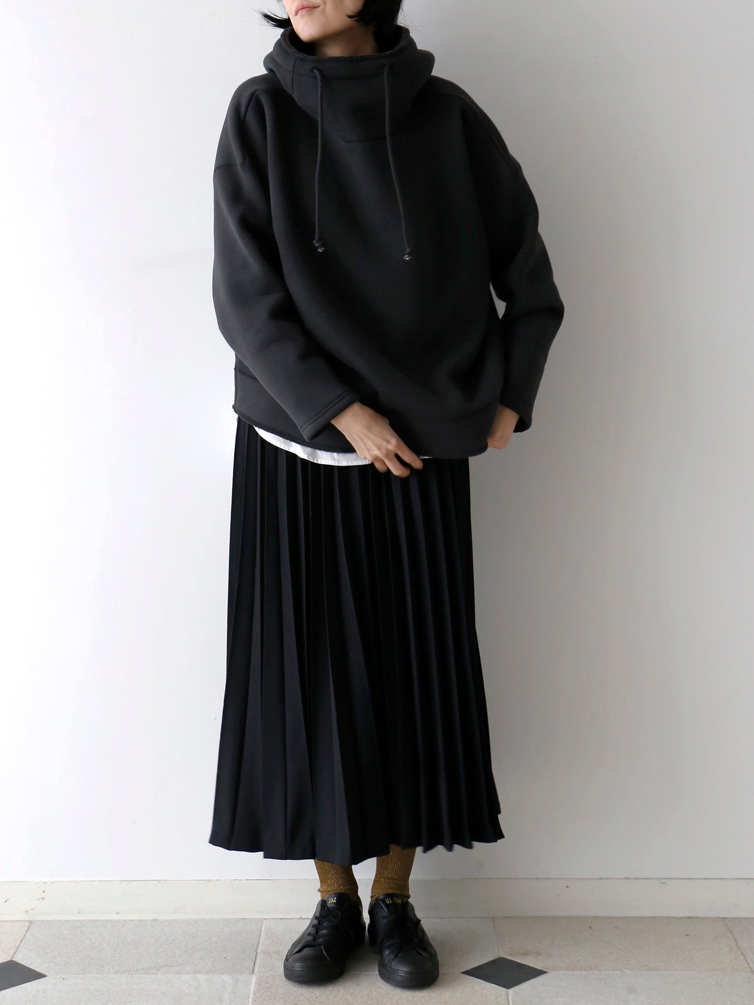 スカート：アンナリーナ、靴下：ショーセット・ジュジュ（身長166cm）