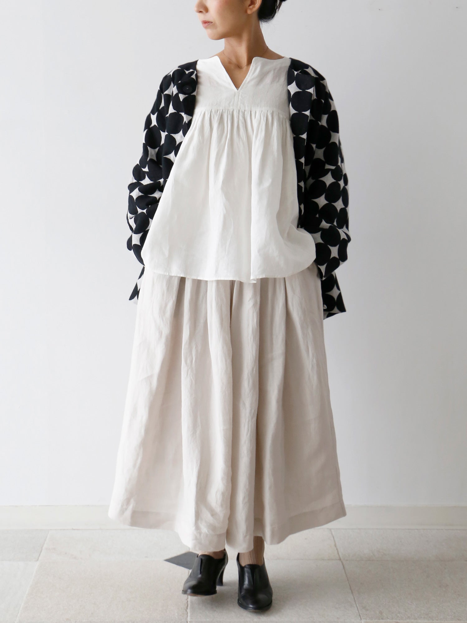 ジャケット：ダフナ、ブラウス：エミリン<br>靴下：ショーセット・ココ（身長153cm）