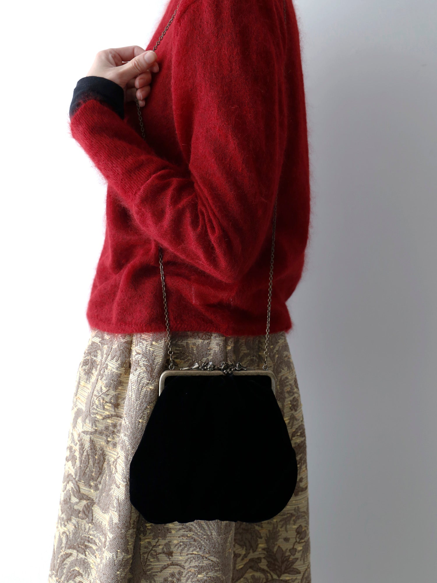 チェーンを1重してショルダーバッグとして<br>ニット：ダリア、スカート：ニルデ