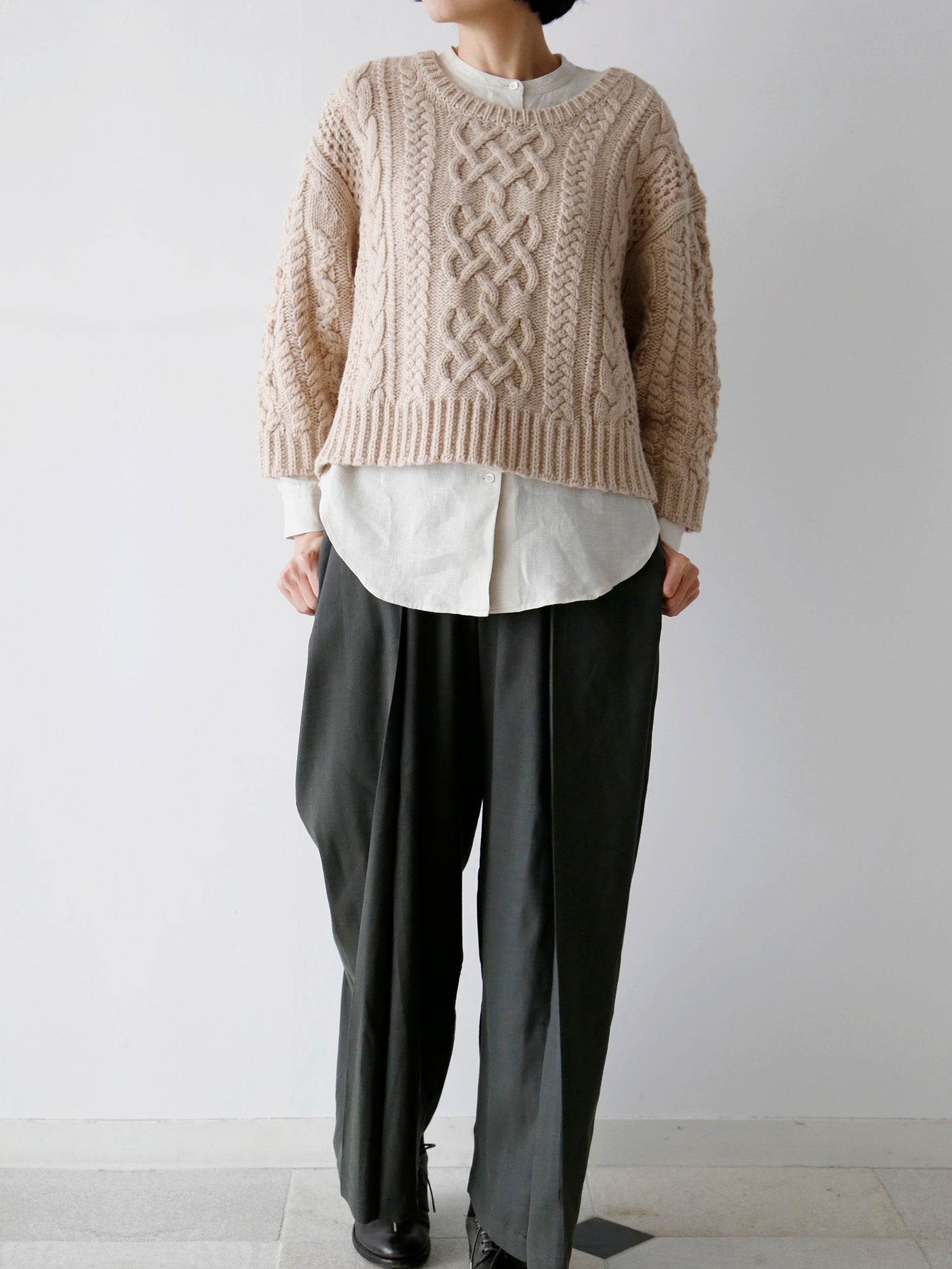 ニット：ジョン<br>ブラウス：ボドワン