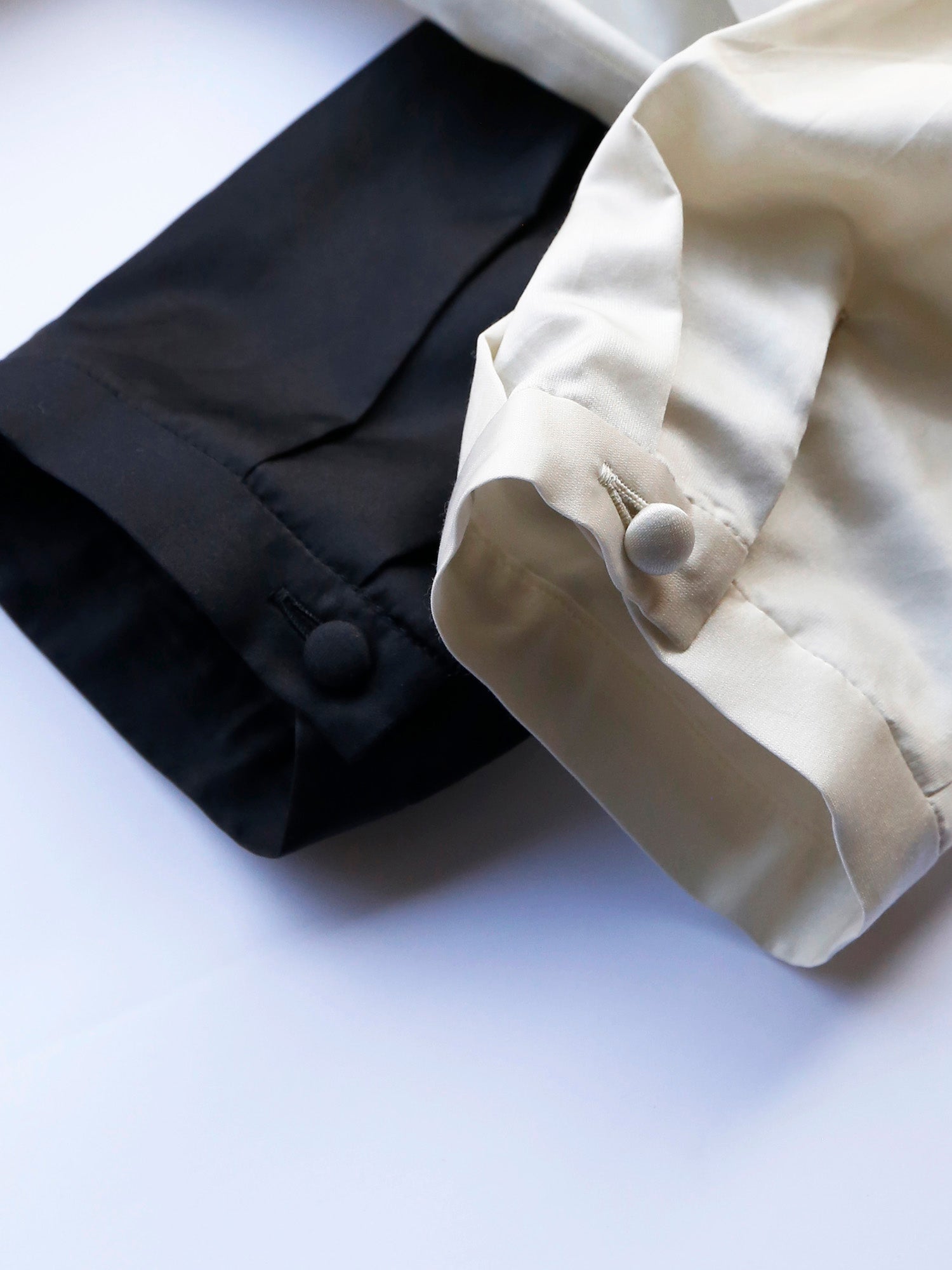 袖口にはくるみボタン