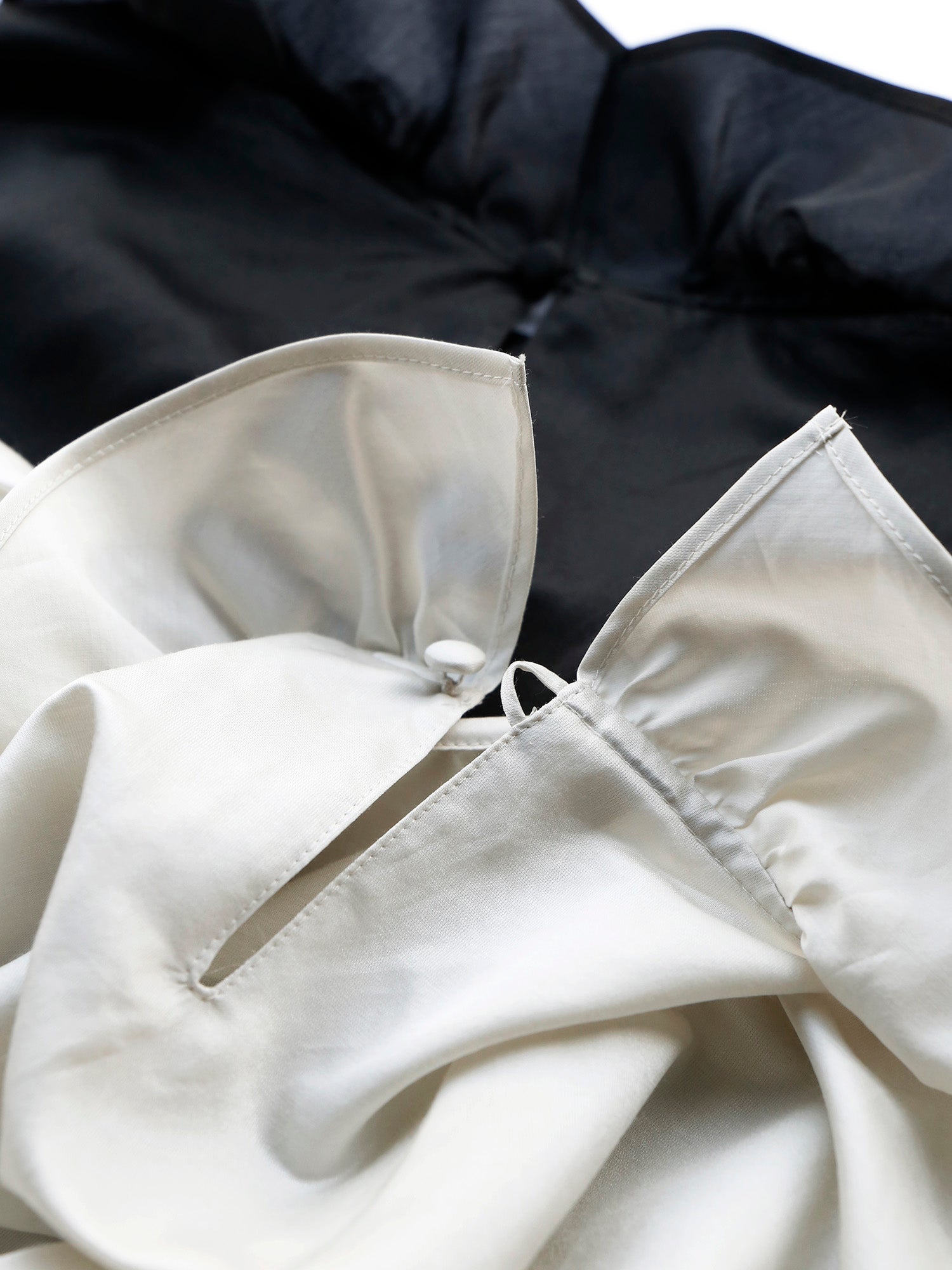 後ろの首もとにもくるみボタンつき