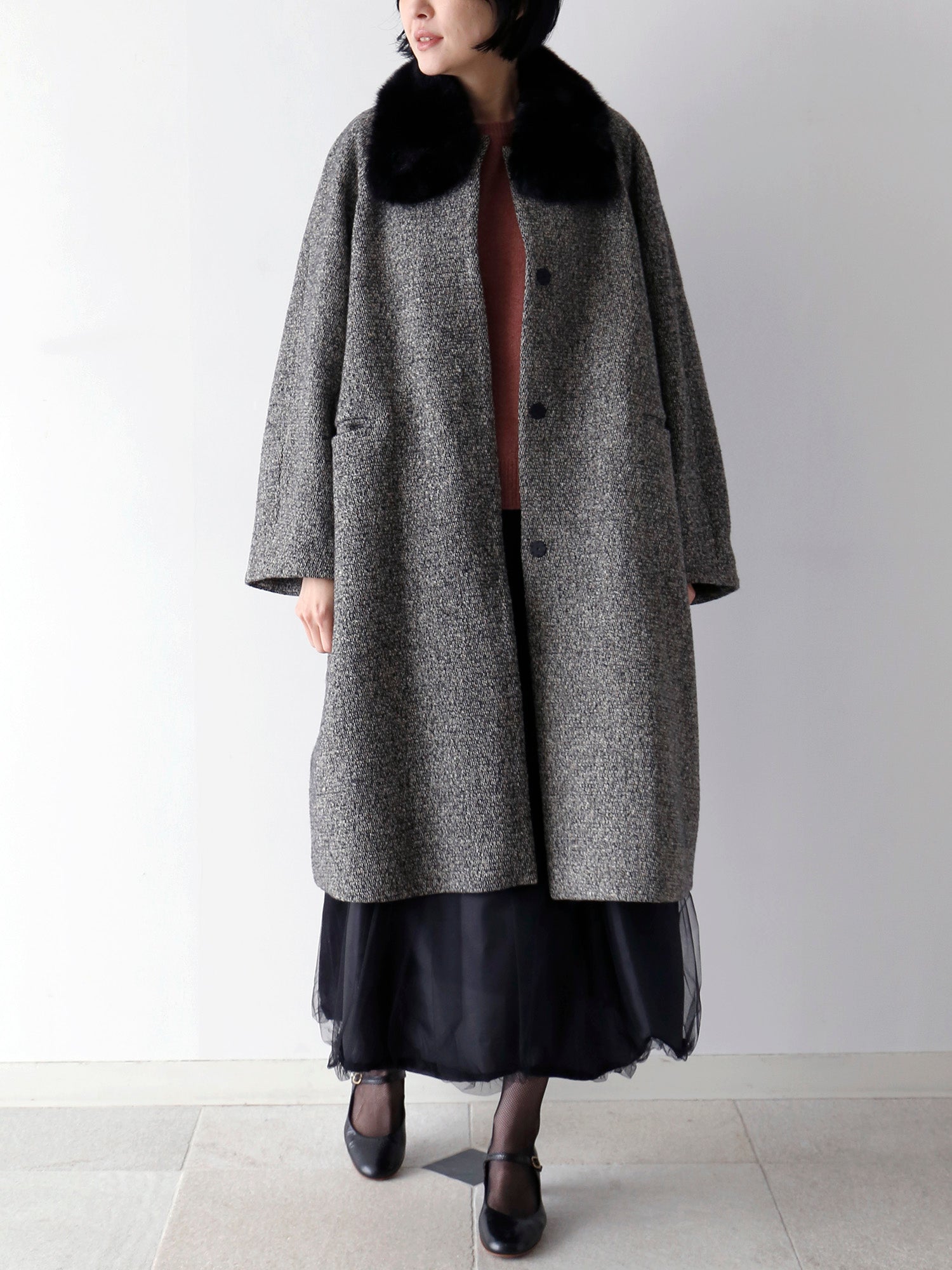 ニット：ヒューゴ、スカート：ノエリア（12月上旬予定）