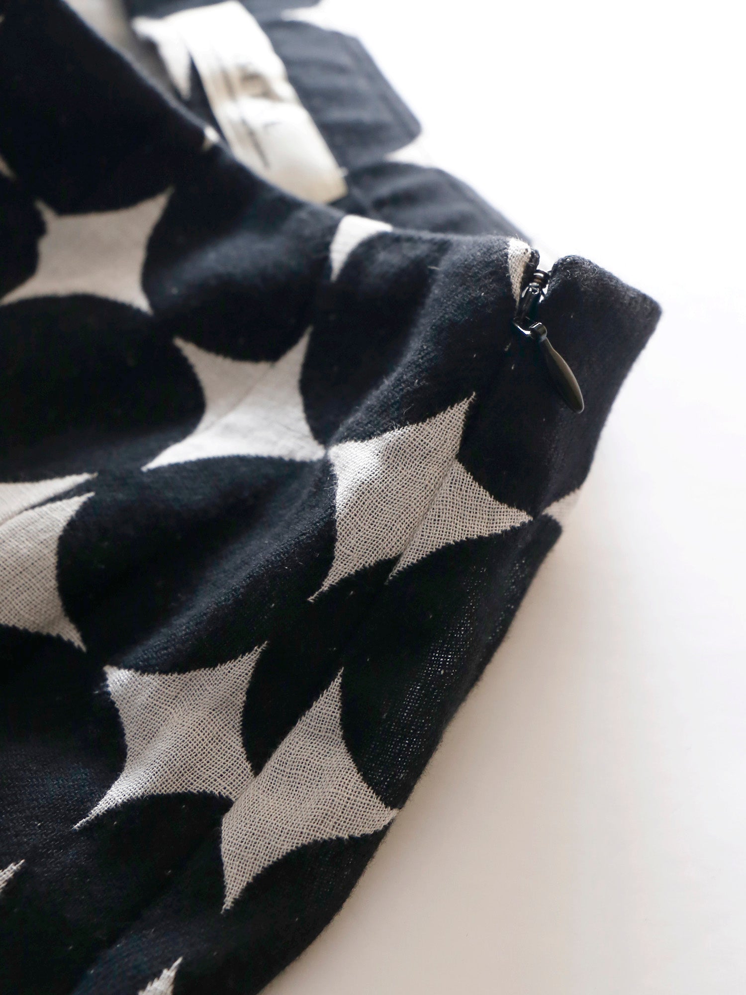 左にコンシールファスナー