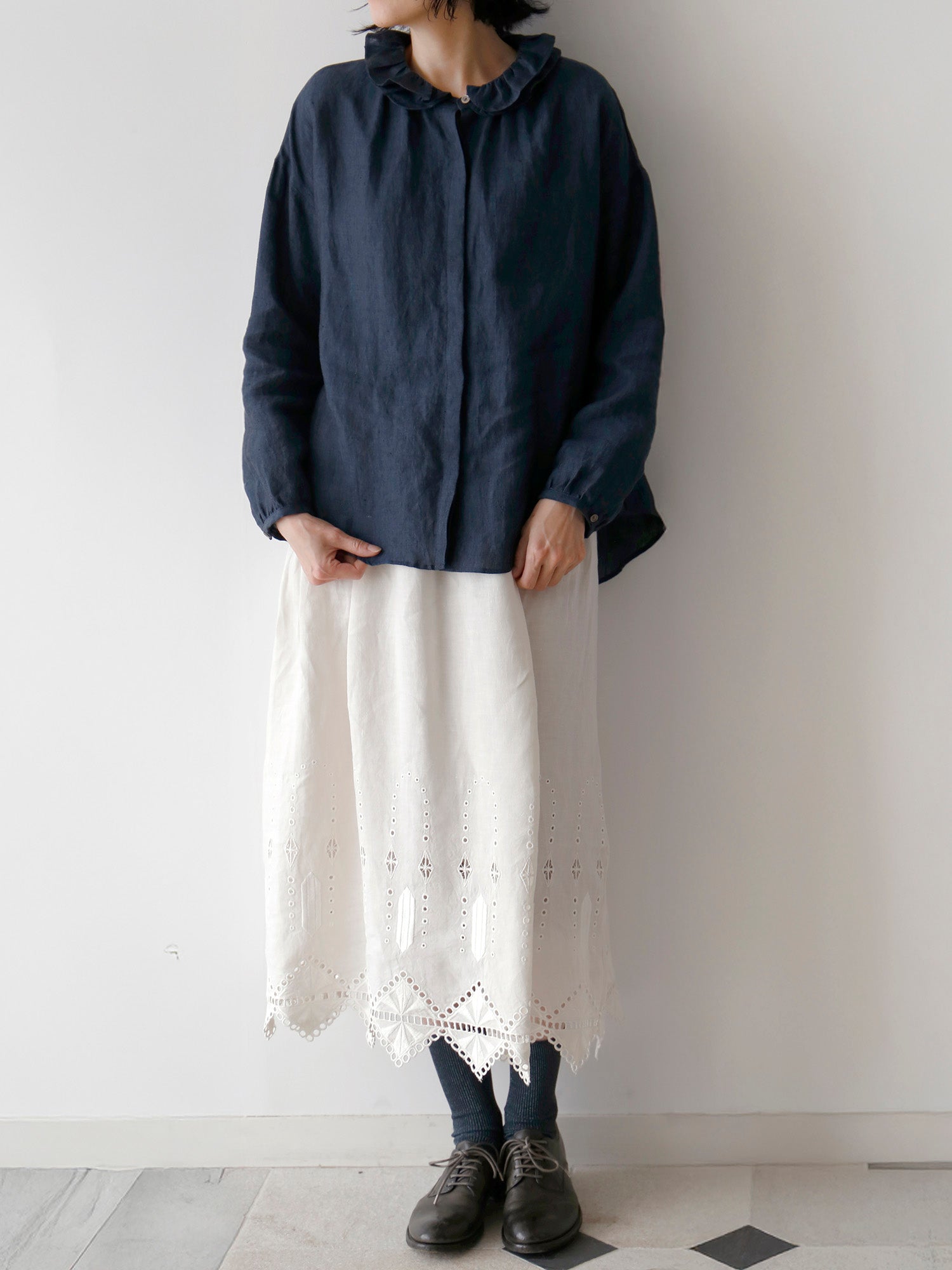 アンティークホワイト（身長166cm）<br>ブラウス：レイチェル