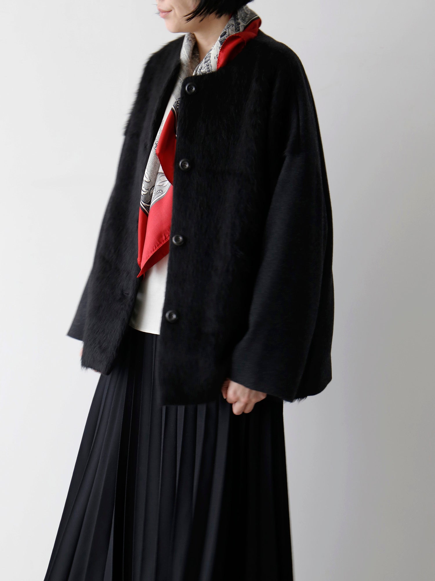 コート：パオラ、ニット：ヒューゴ<br>スカート：アンナリーナ（身長166cm）