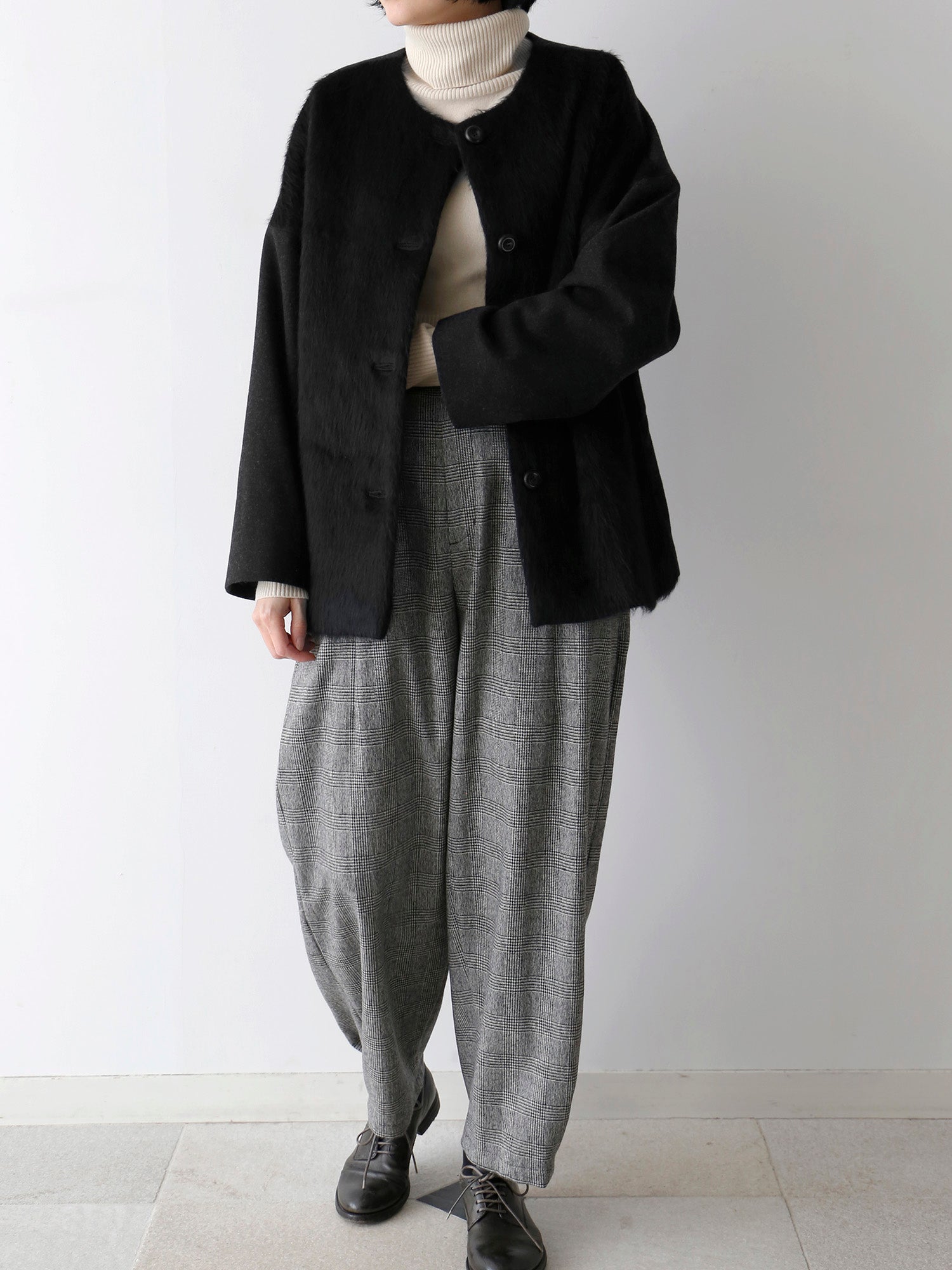 タートルニット：コルルール・トリコ<br>コート：パオラ（11/12ご紹介予定）