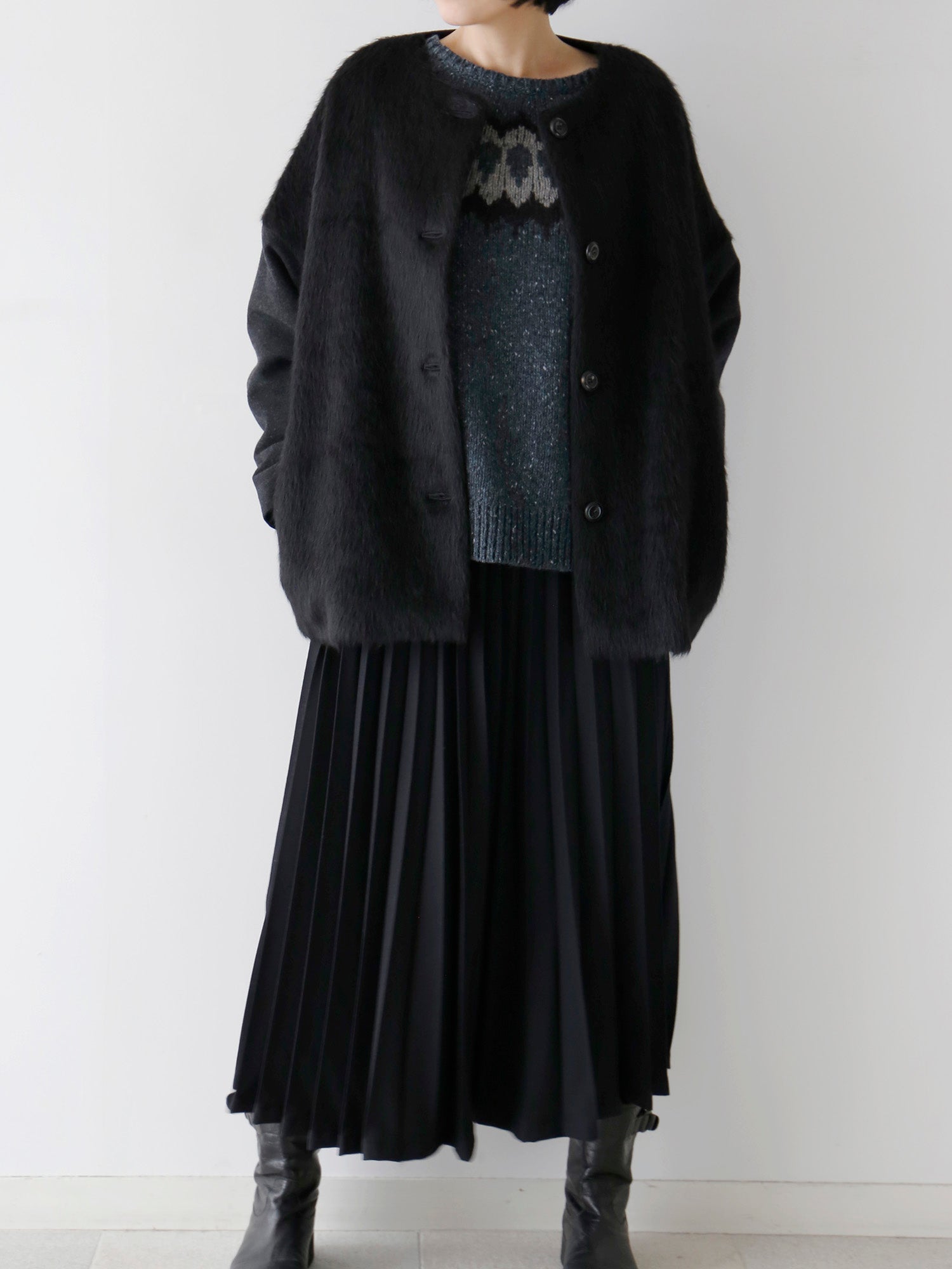 ニット：サイモン（11/14ご紹介予定）、スカート：アンナリーナ