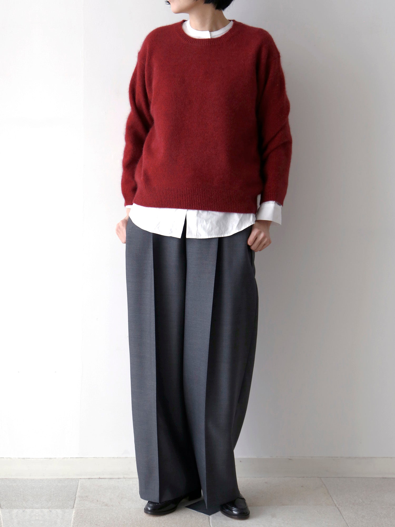 ブラウス：ドニーズ、ニット：ヒューゴ