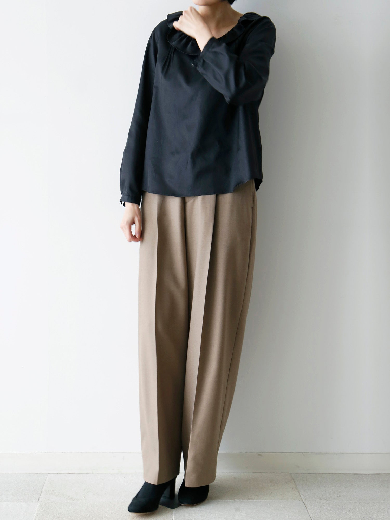 ブラウス：ナタリア