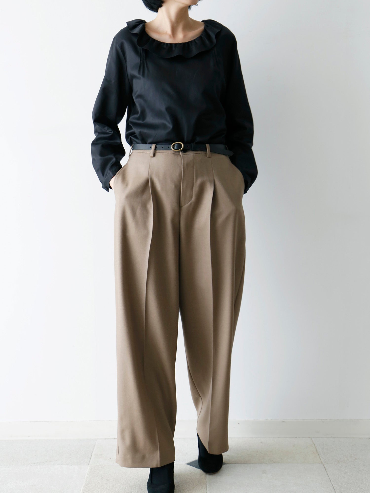 ブラウス：ナタリア<br>ベルト：サンチュール・クイール3