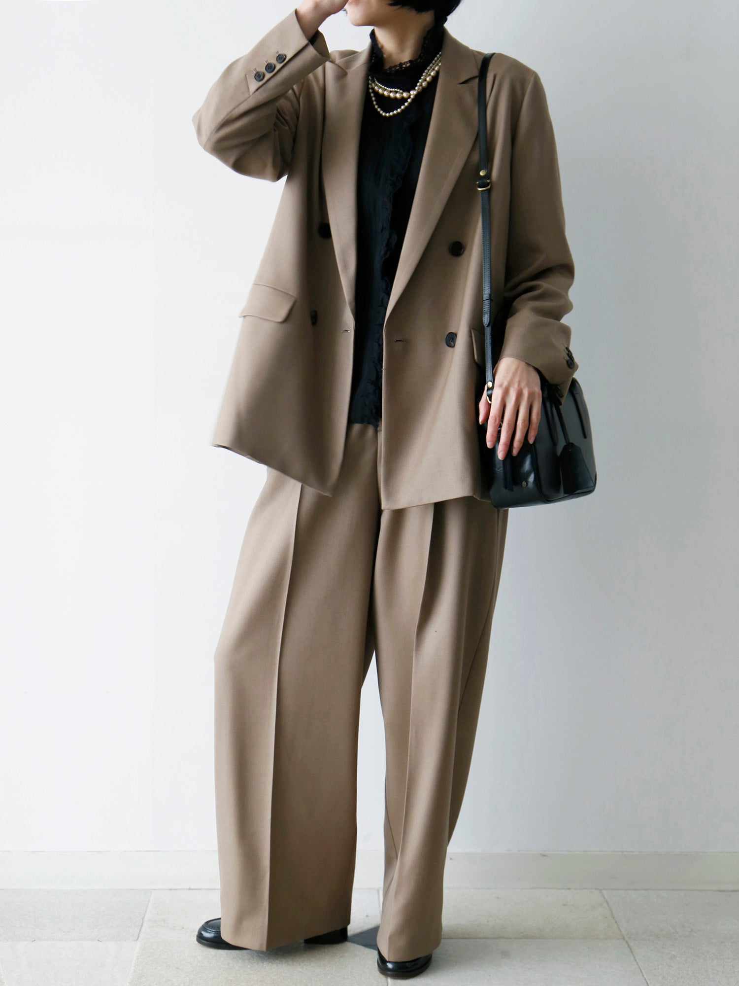 ブラウス：エロイーズ（完売）<br>バッグ：サック・クイール・ジジ