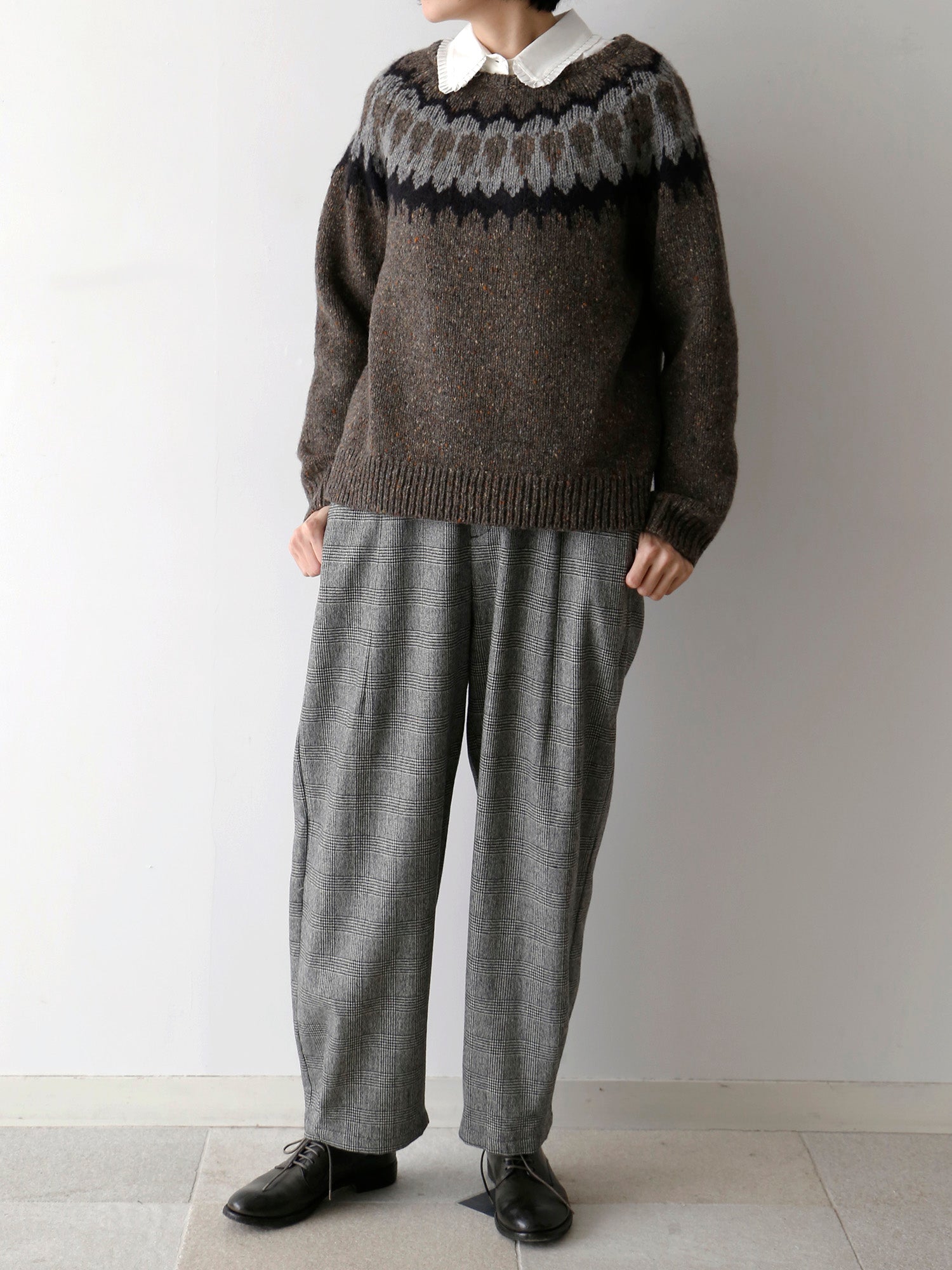 ブラウス：アンセルム 、パンツ：ロラン