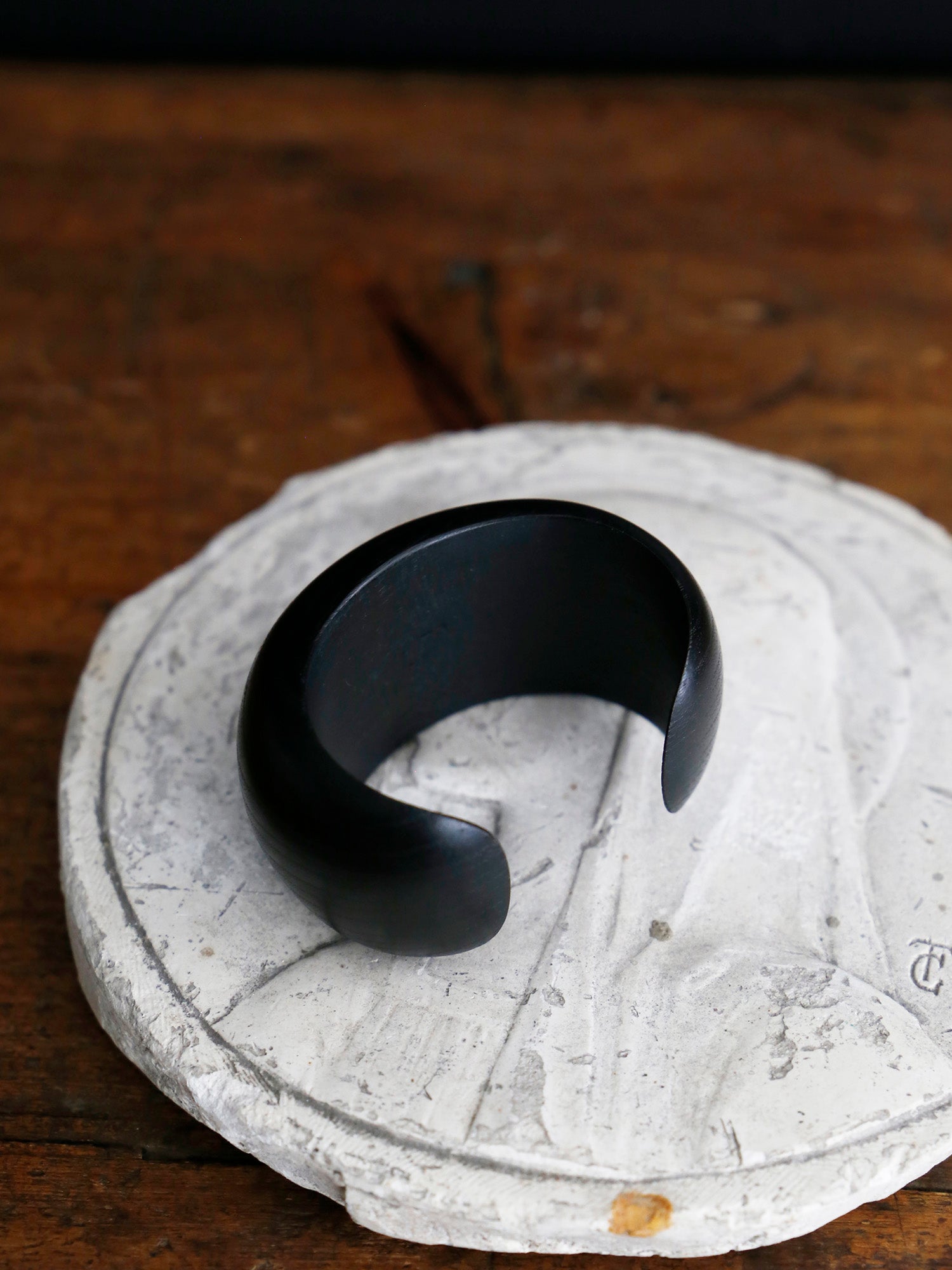 su Ha  “Black cuff” 墨染ウッドブレスレット